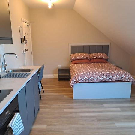 Sands House - Luxury Modern Studios With Secure Parking In Epsom, Surrey Exterior foto